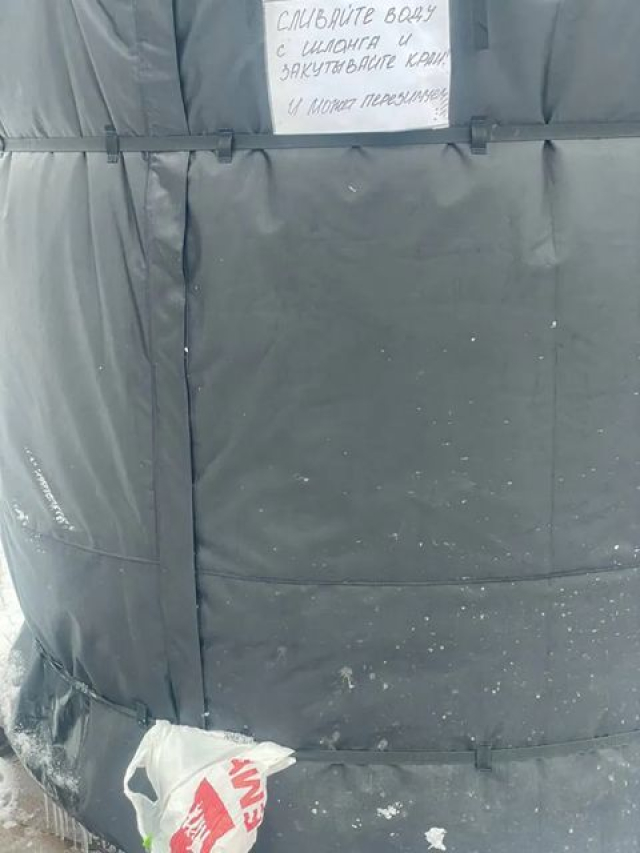 В городах оккупированного Донбасса замерзают бочки с водой