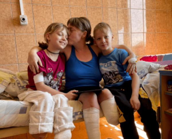 Семья, пострадавшая во время ракетного удара по Краматорскому вокзалу, пройдет реабилитацию в США