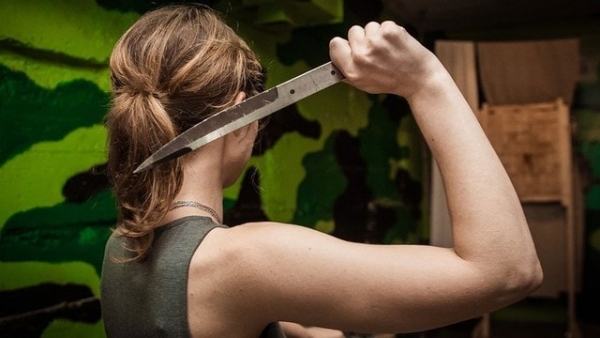 На глазах у детей – жительница Краматорска вонзила себе в шею нож