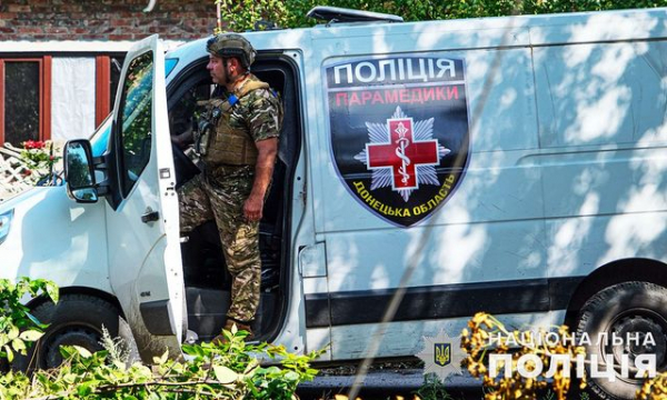 Полицейские повторно вывезли семью с ребенком из Красногоровки (фото)