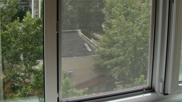 В Курахово 3-летний малыш выпал из окна пятого этажа