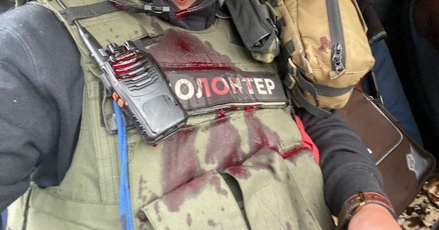 Вражеский дрон атаковал автомобиль волонтера и ранил его