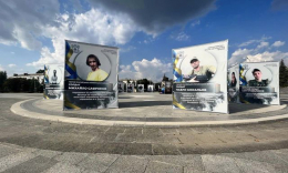 На площади в Краматорске установили фотографии погибших на фронте жителей