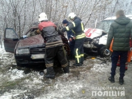 ВАЗ выехал на встречную полосу и врезался в иномарку: пострадали 6 человек (фото)