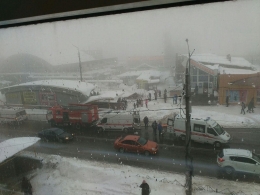 В Макеевке на людей рухнула крыша рынка: есть пострадавшие (видео)