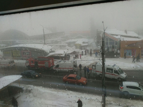 В Макеевке на людей рухнула крыша рынка: есть пострадавшие (видео)