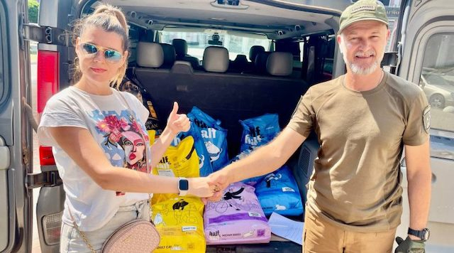 Черкасские волонтеры передали на Донбасс корм для животных