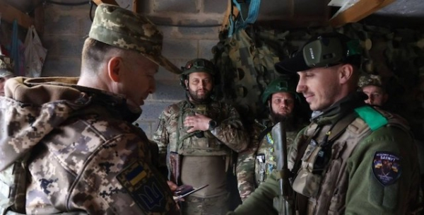 Командующий Сухопутными войсками ВСУ наградил защитников Бахмута