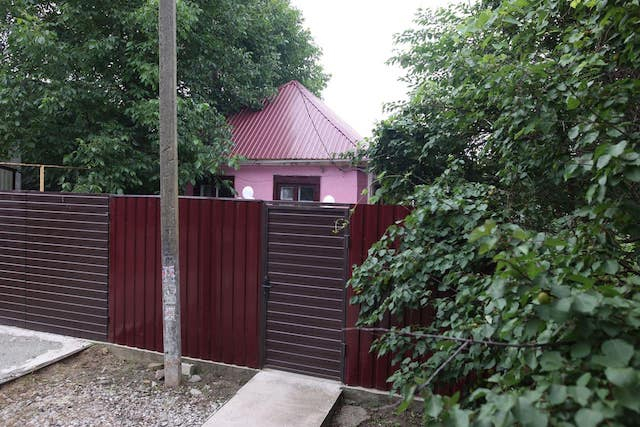 «Monobank» подарил 98-летней украинке, сбежавшей из оккупации, дом