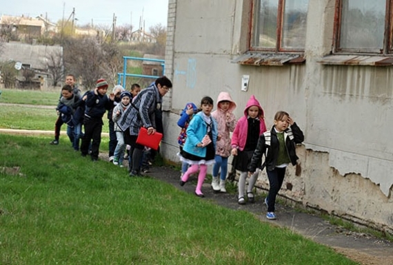 В Марьинке через несколько минут после выпускного начался обстрел вблизи школы