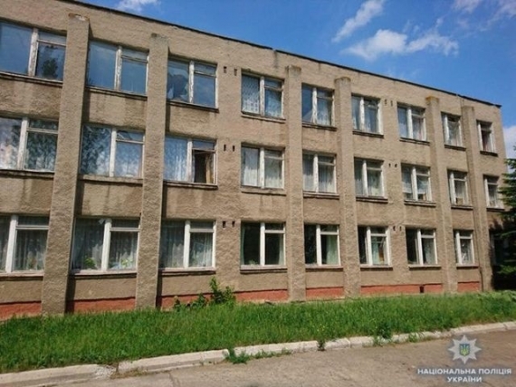 Школа с сотнями учеников попала под обстрел боевиков: есть пострадавший (фото)