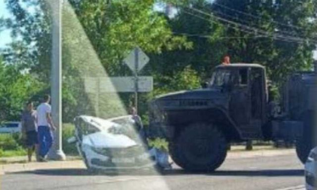 В Мариуполе топливозаправщик раздавил легковую машину