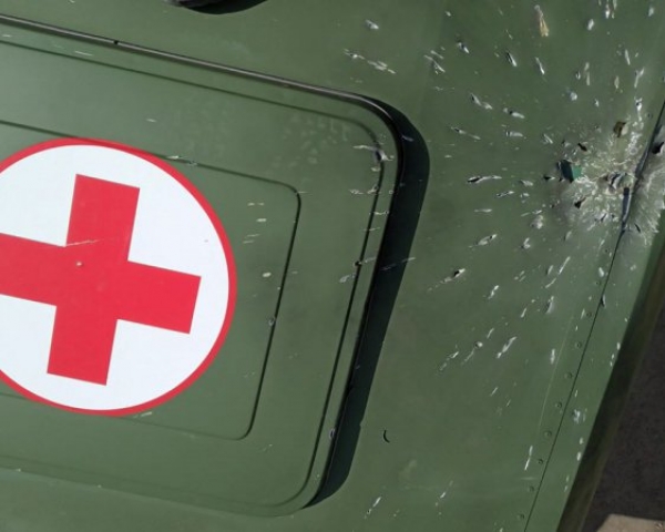 На фронте боевики обстреляли медицинский автомобиль
