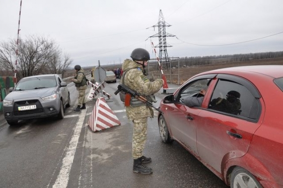 На КПВВ пограничники изымают у граждан «республиканские» свидетельства о регистрации авто