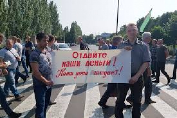 Шахтеры Мирнограда в отчаянии – перекрыли трассу