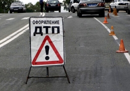 В Донецке иномарка влетела в железобетонную опору: пострадал водитель