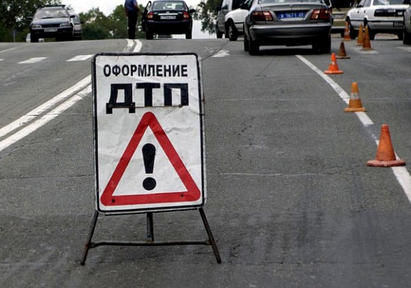 В Донецке иномарка влетела в железобетонную опору: пострадал водитель