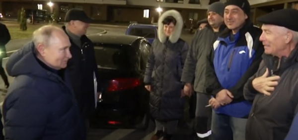 Мариупольцы узнали, кто под покровом ночи, встречал Путина в разрушенном городе