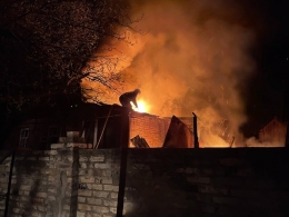 Пожарные в г. Часов Яр спасли из горевшего дома женщину