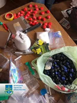 Группа наркодилеров распространила наркотиков на полтора миллиона гривен