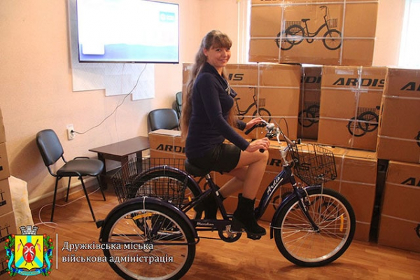 Социальные работники в Дружковке получили трехколесные велосипеды