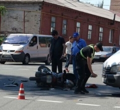 На Донетчине под колеса микроавтобуса угодил мопед (фото)