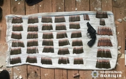 В поселке Мангушского района нашли тайник с боеприпасами