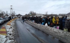 Пенсионеры-переселенцы массово пересекают линию разграничения (видео)