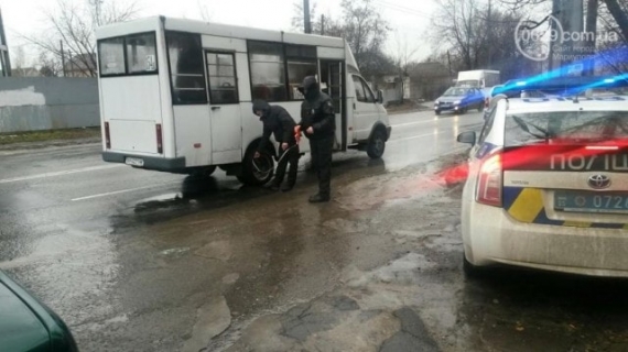 В Мариуполе на маршрутку с людьми упал фонарь