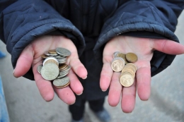 Горе-мать из Курахово принуждала дочь попрошайничать