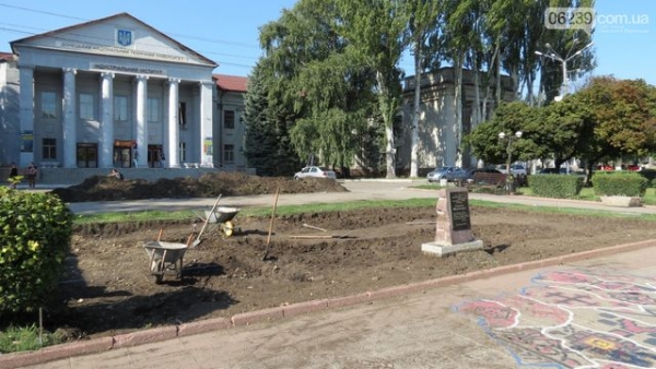В Покровске устанавливают памятник великому Кобзарю