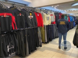 Сразу в семи магазинах области изъяли «фирменную» одежду