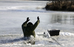 В Макеевке под лед провалился мужчина