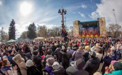 Масленица в Донецке: бесплатный чай и блины, перетягивание каната и столб с подарками