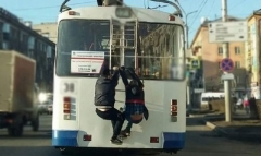 В Донецке зацепер получил тяжелую травму головы, упав с троллейбуса