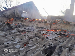 В селе Иванополье после вражеского обстрела загорелся дом