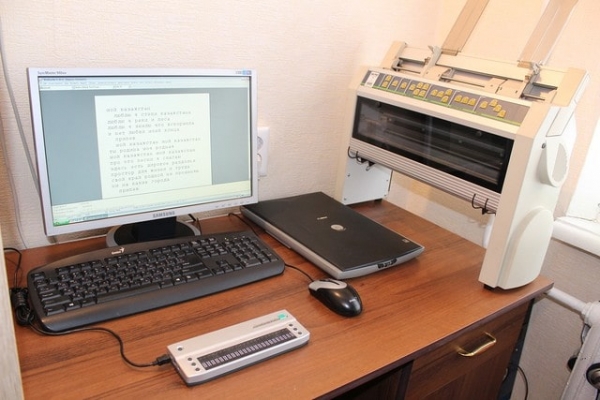 Библиотека Бахмута получила оборудование и книги для незрячих