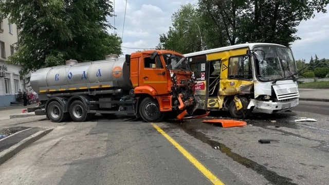 В Донецке бензовоз столкнулся с пассажирским автобусом – есть пострадавшие
