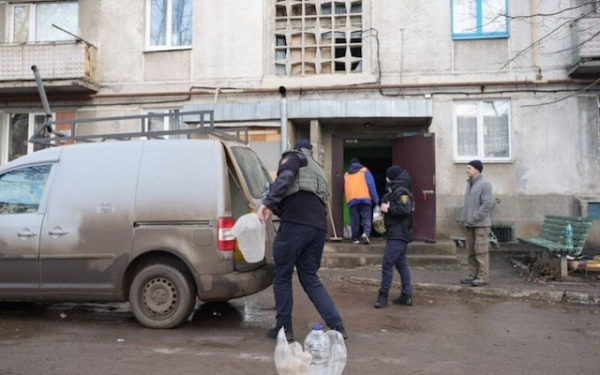 В Бахмуте россияне обстреляли автомобиль спасателей