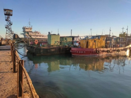 В порту Мариуполя к ремонту готовят плавпричал