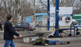 В оккупированном Донецке грузовой автомобиль влетел в группу людей на остановке