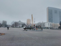 В центре оккупированного Донецка устанавливают новогоднюю елку (фотофакт)