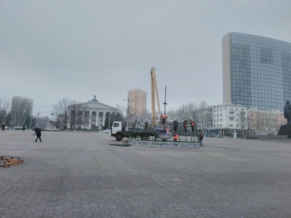 В центре оккупированного Донецка устанавливают новогоднюю елку (фотофакт)