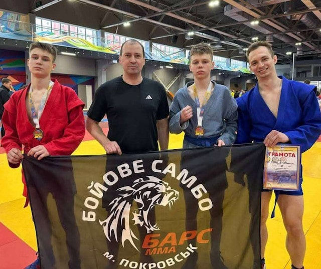 На чемпионате по боевому самбо спортсмены из Покровска завоевали награды