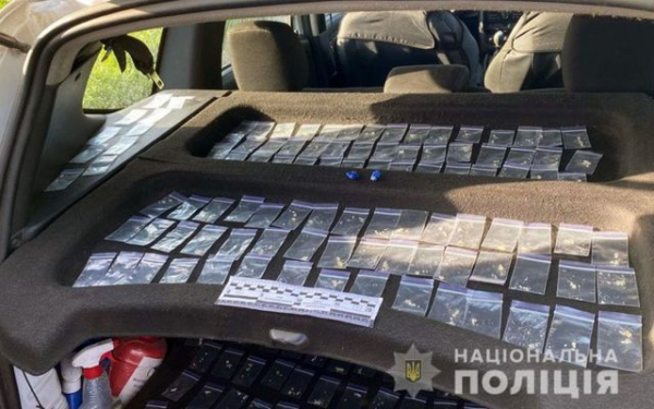 В Покровске подростки в такси перевозили наркотики