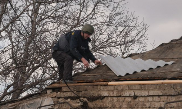 Спасатели восстанавливают поврежденные во время обстрелов дома местных жителей