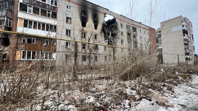 Россияне совершили авиаудар по Лиману - частично разрушился 5-этажный дом