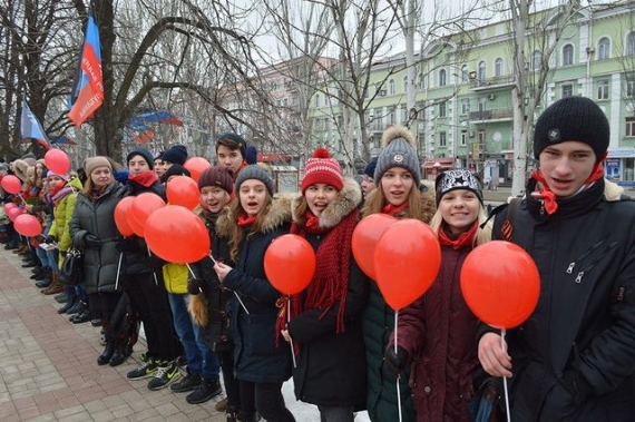 На митинг в центре Донецка боевики в очередной раз согнали школьников (фотофакт)