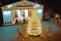 Самая красивая елка в Украине установлена в Мариуполе