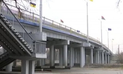 В Константиновке новый путепровод «трещит по швам» (видео)